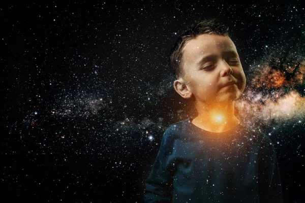 Un niño pequeño que tiene dolor de garganta. Se cree un astro. —  Fotos de Stock