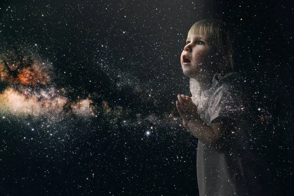 Un niño pequeño cuya luz brilla en su frente. Se imagina hola. —  Fotos de Stock