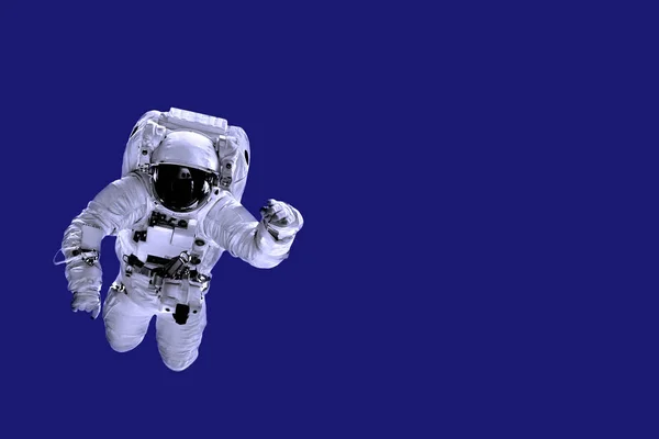 Astronaut flyger över Phantom Blue bakgrunder. — Stockfoto