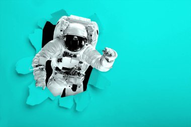 Astronot uzayda dünyanın üzerinde uçar. Bu görüntünün elementleri NASA tarafından desteklenmektedir
