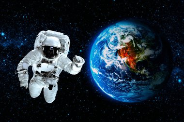 Astronot uzayda dünyanın üzerinde uçar. Bu görüntünün elementleri NASA tarafından desteklenmektedir