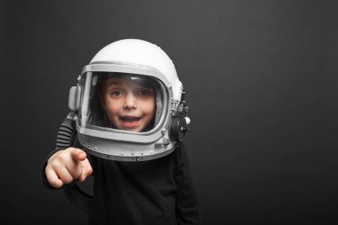 Küçük çocuk uzayda Lush Lavabackground 'da astronot kaskı takarak uçmak istiyor.