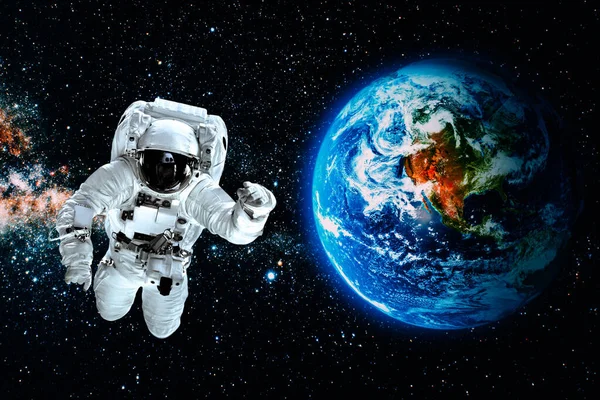 宇航员在太空中飞越地球 美国航天局提供的这一图像的要素 — 图库照片