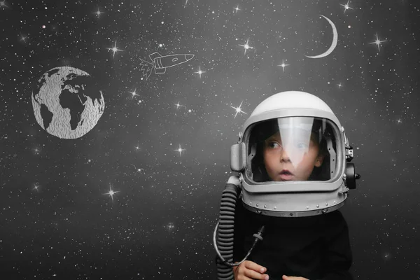 Petit Enfant Veut Voler Dans Espace Portant Casque Astronaute — Photo