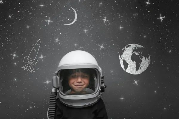 Μικρό Παιδί Θέλει Πετάξει Στο Διάστημα Φορώντας Ένα Κράνος Αστροναύτη — Φωτογραφία Αρχείου