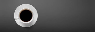 Turkuaz kahve, arka planda gri renkli.