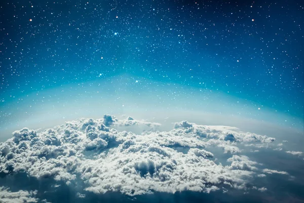 Природный Фон Белые Облака Над Голубым Звездным Небом — стоковое фото