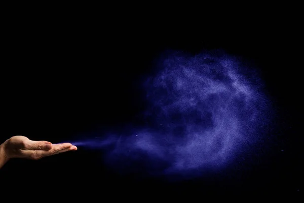 Poeira Sopra Mãos Fundo Preto Cor Azul Fantasma — Fotografia de Stock