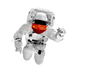 Astronot, Çin fla 'sının görüntüsüyle gizlenmiş bir şekilde uzayda uçuyor.