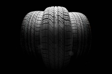  Siyah izolasyon lastik lastik, siyah arka planda.