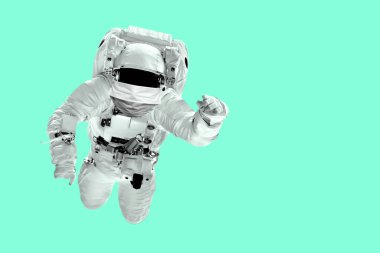 Astronot uzayda İtalya fla görüntüsüyle uçuyor.