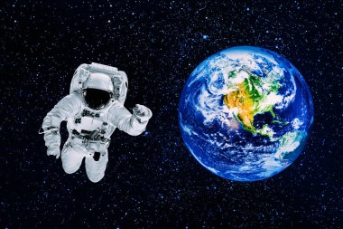 Astronot uzayda dünyanın üzerinde uçar. Bu görüntünün elementleri NASA tarafından desteklenmektedir