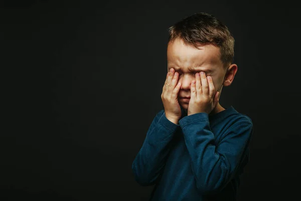 Ребенок Депрессия Черном Фоне Закрытыми Руками — стоковое фото