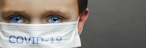 Gezicht Van Een Masker Dragende Jongen Met Angst Het Oog — Stockfoto