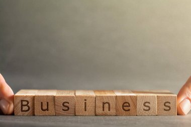 Gri arka planda parmakları olan bloklara işlenmiş çevrimiçi iş yazıları