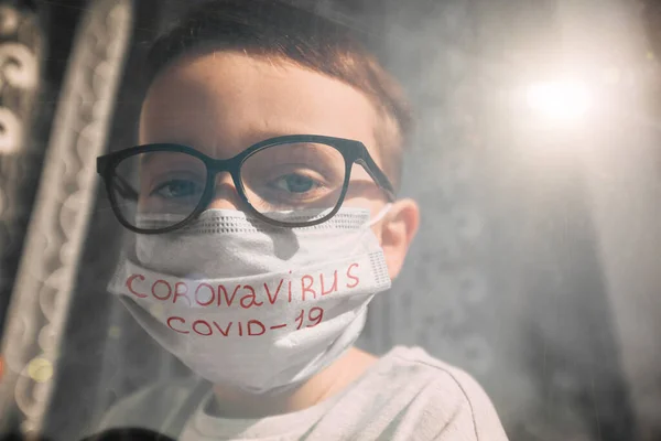 Ett Barn Karantän Grund Ett Virus Sitter Hemma Mask Och — Stockfoto