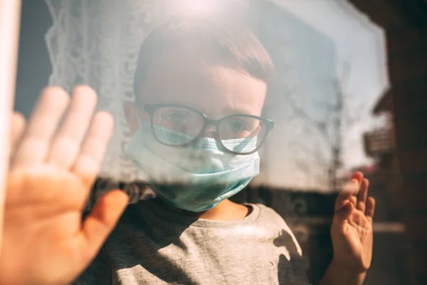 Ein Kind Das Sich Wegen Eines Virus Quarantäne Befindet Sitzt — Stockfoto