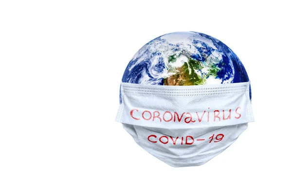 Cała Ziemia Jest Objęta Kwarantanną Ziemia Nosi Maskę Białym Tle — Zdjęcie stockowe