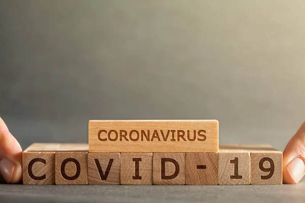 Napis Coronavirus Covid Drewnianych Blokach Przytrzymaj Palca — Zdjęcie stockowe