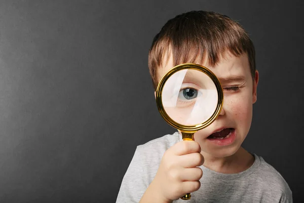 Barnet Ser Genom Förstoringsglas Svarta Bakgrunderna Stora Pojkens Öga Stockbild