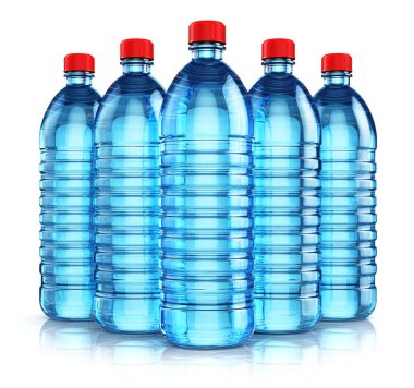Grup mavi plastik içecek su şişeleri
