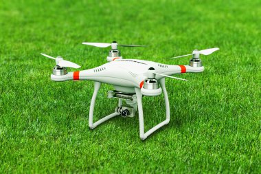 Quadcopter dron yeşil çimenlerin üzerinde 4 k video kamera ile