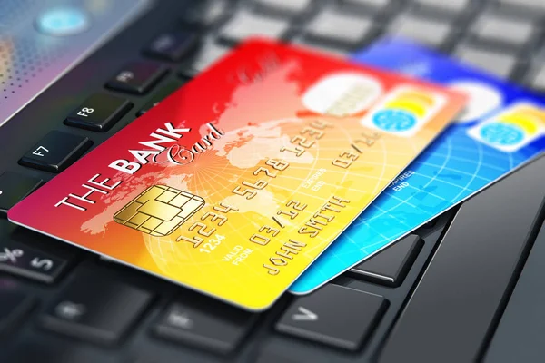 Cartões de crédito no teclado do laptop — Fotografia de Stock