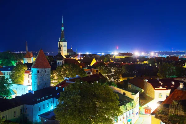 Panorama nocturno del casco antiguo de Tallin, Estonia — Foto de Stock