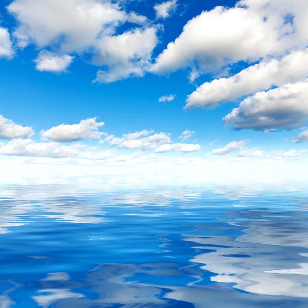Mořské vody povrchové a modrá obloha s mraky — Stock fotografie