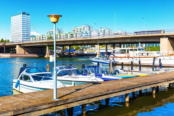 Vista panorâmica de verão do cais em Helsinque, Finlândia — Fotografia de Stock