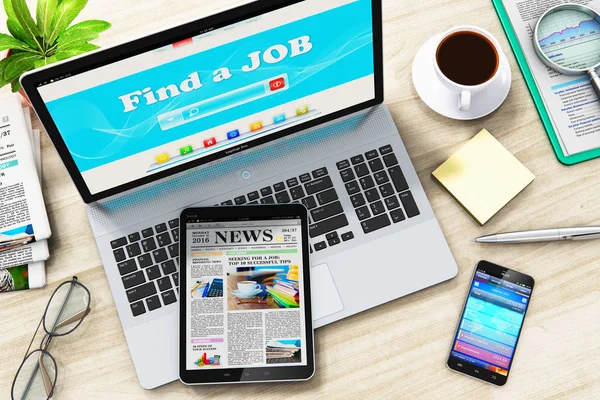Encontrar ou procurar um emprego na internet no laptop — Fotografia de Stock