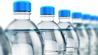 Satır plastik içecek su şişe