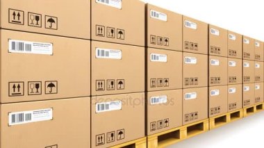 Palet nakliye üzerine yığılmış cardbaord kutular