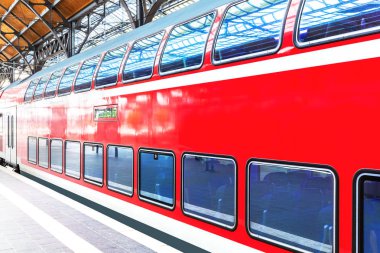 Yüksek hızlı tren tren istasyonu platformu