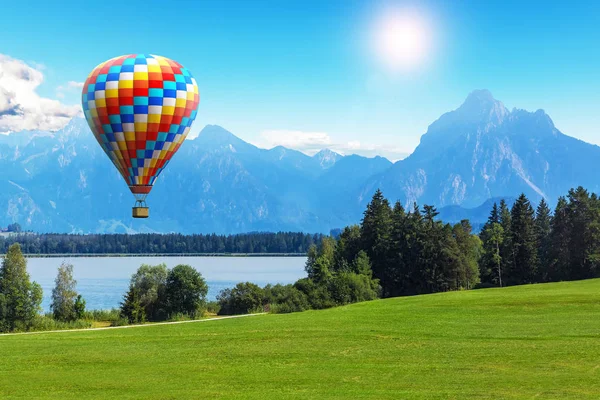 Malerische Sommerlandschaft mit Heißluftballon, See und Bergen — Stockfoto