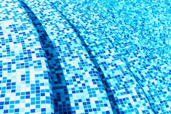 Vista macro dos degraus azulejos azuis na piscina — Fotografia de Stock