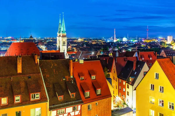 Kvällen panorama av Nürnberg, Tyskland — Stockfoto