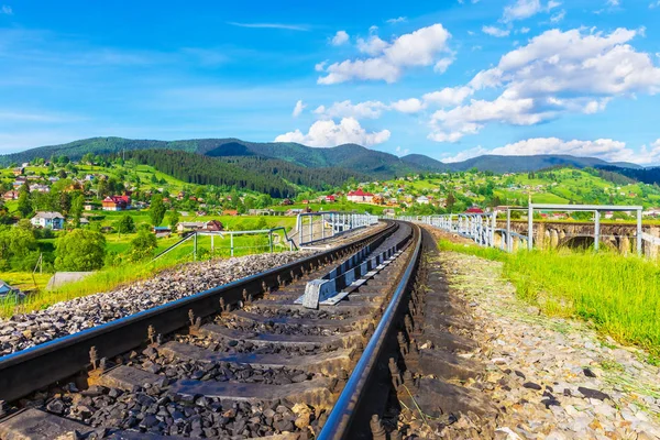 Spoorlijn in Vorokhta, Oekraïne — Stockfoto