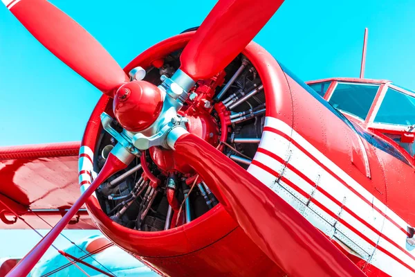 赤いレトロなプロペラ エンジン飛行機 — ストック写真