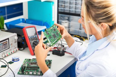 Devre kartı laboratuvar kontrol kadın elektronik mühendisi