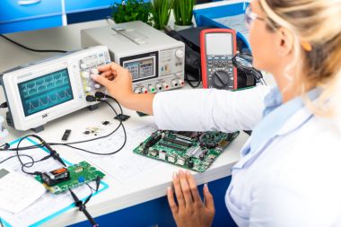 Osiloskop laboratuvarda kullanarak kadın elektronik mühendisi