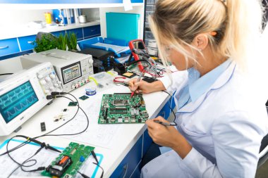 Bilgisayar anakart sancısı test kadın elektronik mühendisi