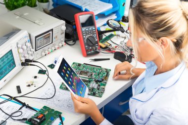 Tablet bilgisayar laboratuarında kullanarak kadın elektronik mühendisi