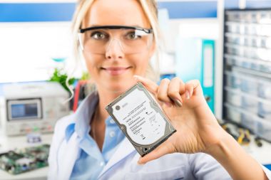 HDD elinde tutan genç kadın elektronik mühendisi