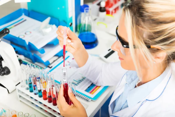 Ung attraktiv kvinna forskare forska i laboratoriet — Stockfoto