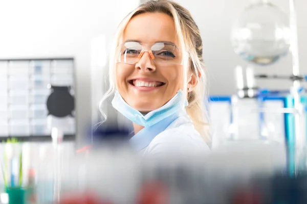 Jovem feliz atraente mulher sorridente cientista no laboratório — Fotografia de Stock