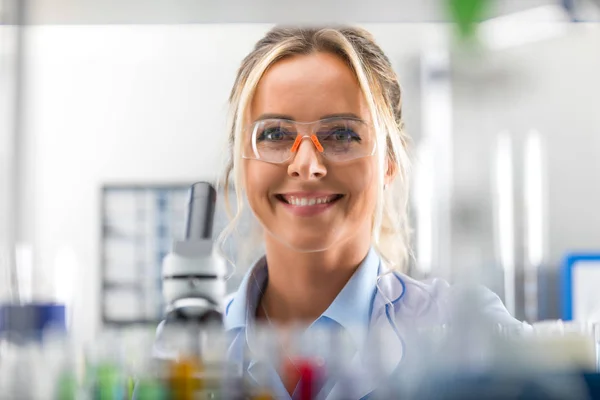 Jovem feliz atraente mulher sorridente cientista no laboratório — Fotografia de Stock