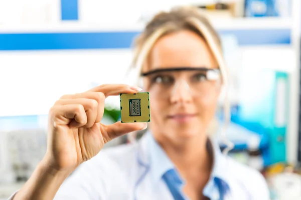 Jonge vrouwelijke elektronische ingenieur Cpu in de hand houden — Stockfoto