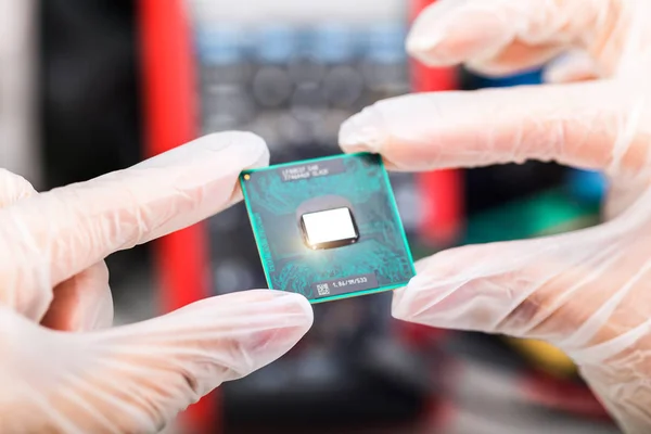 Procesor CPU v rukou — Stock fotografie