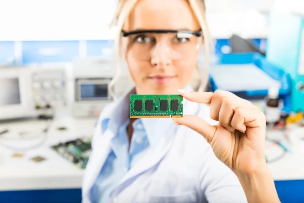 Joven ingeniera electrónica sosteniendo módulo de memoria en la mano — Foto de Stock